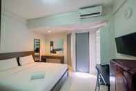 Kamar Tidur Comfy and Elegant Studio Apartment at Tamansari Sudirman By Travelio