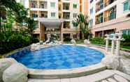 สระว่ายน้ำ 4 2BR with Good Location at City Home MOI Apartment By Travelio