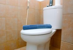 Bilik Mandi dalam Bilik 7 Trendy 2BR at Green Pramuka Apartment By Travelio