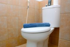 Bilik Mandi dalam Bilik Trendy 2BR at Green Pramuka Apartment By Travelio