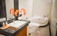 In-room Bathroom 5 E Luxury Suite Seminyak by Innapps