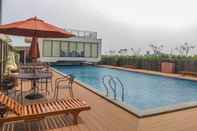 Swimming Pool Relaxing and Compact Studio at Dave Apartment By Travelio