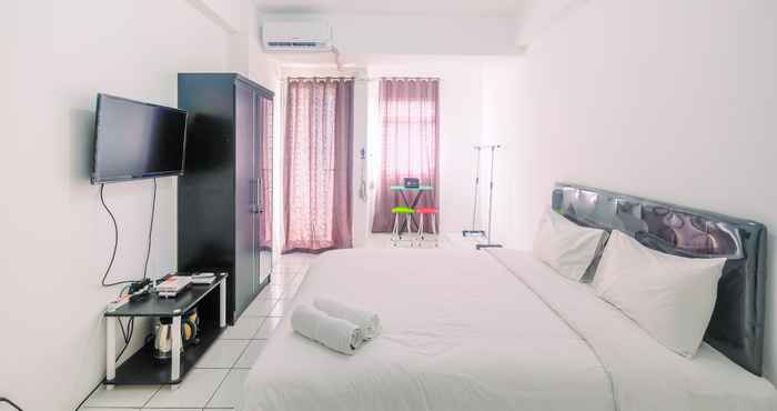 Kamar Tidur Beautiful and Cozy Studio at Gunung Putri Square Apartment By Travelio