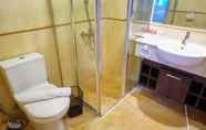 Toilet Kamar 5 2BR Apartment at FX Residence Sudirman with Fantastic View By Travelio