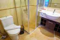 Toilet Kamar 2BR Apartment at FX Residence Sudirman with Fantastic View By Travelio