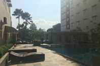 Kolam Renang Cozy and Chic 2BR Apartment at Pinewood Jatinangor near JATOS By Travelio