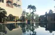 Kolam Renang 5 Cozy and Chic 2BR Apartment at Pinewood Jatinangor near JATOS By Travelio