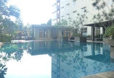 수영장 3 Cozy and Chic 2BR Apartment at Pinewood Jatinangor near JATOS By Travelio