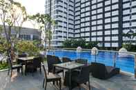 Kolam Renang Elegant Studio with City View at West Vista Apartment By Travelio