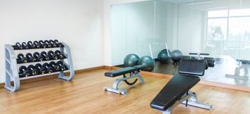 피트니스 센터 5 Relaxing and Comfy Studio at Tifolia Apartment By Travelio