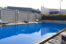 수영장 Relaxing and Comfy Studio at Tifolia Apartment By Travelio