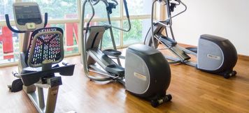 피트니스 센터 4 Relaxing and Comfy Studio at Tifolia Apartment By Travelio