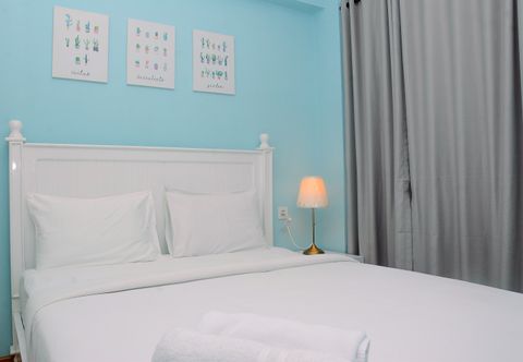 침실 Relaxing and Comfy Studio at Tifolia Apartment By Travelio