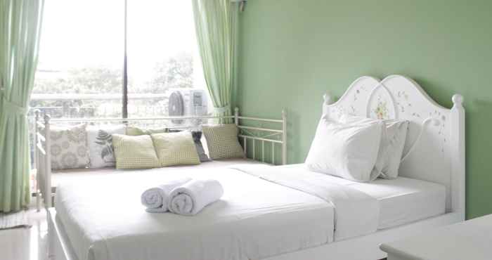 Bedroom Comfortable and Stylish Studio at Beverly Dago Apartment By Travelio
