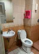 BATHROOM City Home Apartment Tower Santa Monica Bay at MOI Mall of Indonesia