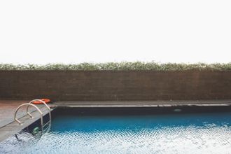 泳池 4 Homey 2BR Apartment at Belmont Residence By Travelio