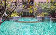 สระว่ายน้ำ 4 1BR Apartment with Queen Bed at Ancol Marina near Dufan By Travelio
