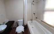 In-room Bathroom 6 Nusalink Near Menteng