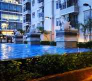 Swimming Pool 5 Strategic Place with Cozy Place at Studio Signature Park Tebet Apartment By Travelio