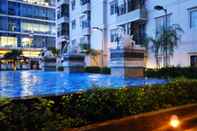 Swimming Pool Strategic Place with Cozy Place at Studio Signature Park Tebet Apartment By Travelio