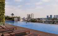 Kolam Renang 6 Cozy and Chic Springwood Residence Studio Apartment By Travelio