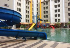 Kolam Renang 4 Comfy Studio with Modern Design Apartment at Paramount Skyline By Travelio