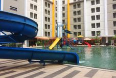 Kolam Renang Comfy Studio with Modern Design Apartment at Paramount Skyline By Travelio