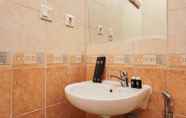 Toilet Kamar 4 Great Choice 2BR near MOI at City Home Apartment By Travelio