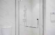 In-room Bathroom 4 Marvelous 1BR Apartment at The Branz By Travelio