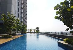 Swimming Pool 6 Modern Studio at Tree Park Cikokol Apartment By Travelio