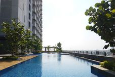 Swimming Pool Modern Studio at Tree Park Cikokol Apartment By Travelio