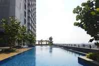 Kolam Renang Modern Studio at Tree Park Cikokol Apartment By Travelio