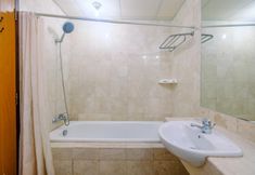 In-room Bathroom 6 Exclusive with City View 3BR at Bellagio Residence Apartment By Travelio