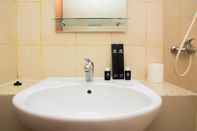 Toilet Kamar New Furnished Apartment at Studio Maple Park By Travelio