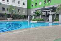 Swimming Pool Lovely Studio near Shopping Center at Green Pramuka Apartment By Travelio