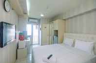 Kamar Tidur Lovely Studio near Shopping Center at Green Pramuka Apartment By Travelio