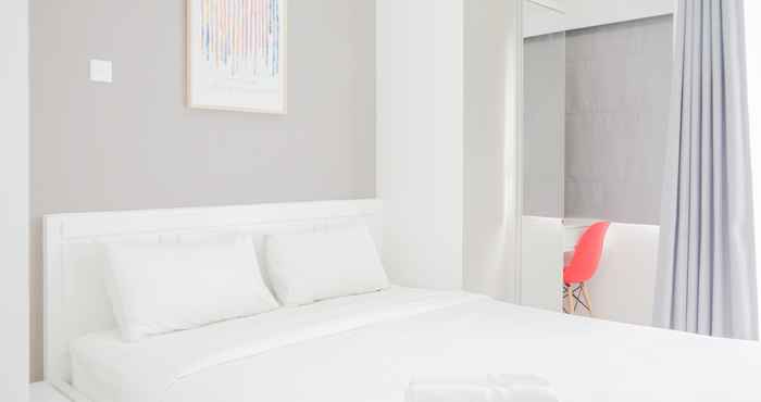 Kamar Tidur New Elegant Studio at Emerald Bintaro Apartment By Travelio