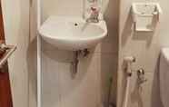 Toilet Kamar 7 Apartemen Grand Kamala Lagoon By Chamel