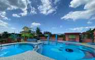 Swimming Pool 5 RedDoorz Plus @ Lhexlyn Resort San Narciso