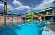 Swimming Pool 3 RedDoorz Plus @ Lhexlyn Resort San Narciso