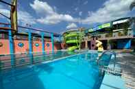 Swimming Pool RedDoorz Plus @ Lhexlyn Resort San Narciso