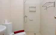 Toilet Kamar 3 Cozy and Brand New at 2BR Woodland Park Residence Apartment By Travelio