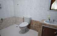 ห้องน้ำภายในห้อง 7 Rumah Paksi Homestay Syariah