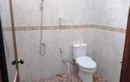 ห้องน้ำภายในห้อง 5 Rumah Paksi Homestay Syariah
