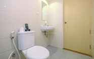 Toilet Kamar 4 Comfy and Elegant Studio Amethyst Apartment By Travelio