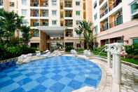 Kolam Renang Comfy 2BR at City Home MOI Apartment Kelapa Gading By Travelio