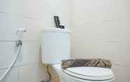 Toilet Kamar 4 Fully Furnished with Comfortable Design Studio Apartment Sunter Park View By Travelio