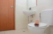 In-room Bathroom 5 Cozy and Warm 2BR Apartment Woodland Park Residence By Travelio