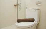 Toilet Kamar 7 Homey and New Furnished 3BR Green Sedayu Apartment By Travelio