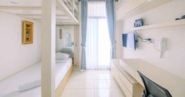 Kamar Tidur Comfort Studio Room at Dave Apartment By Travelio